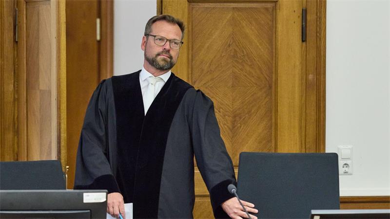 Lüneburger Richter löscht mit Straftätern Waldbrände „Es ist schön, das Strahlen in den Augen zu sehen“, sagt Richter Michael Herrmann über die Brandbekämpfung mit jungen Häftlingen.