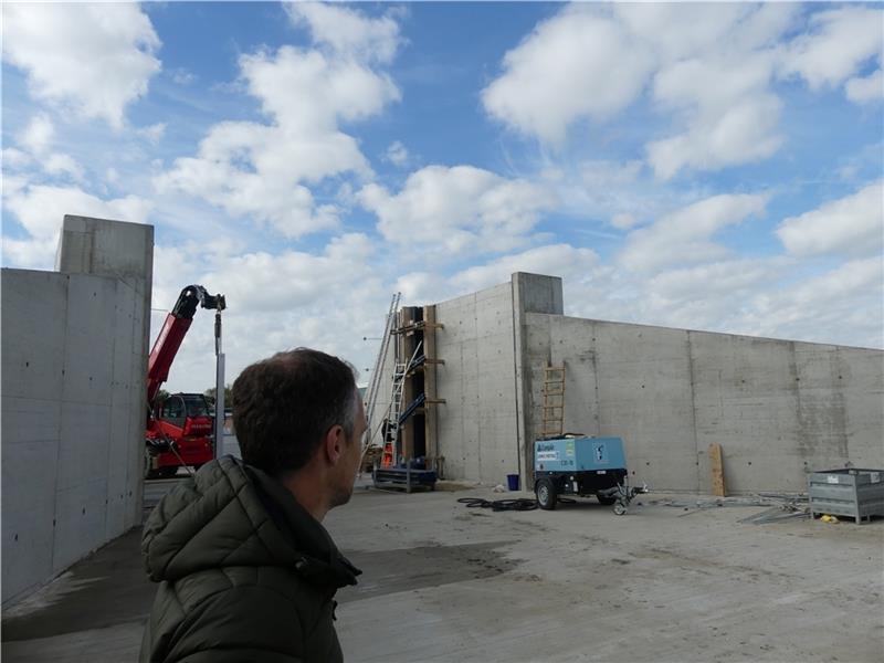 „Es ist schon ein kleiner Meilenstein“, sagt Peter Schley, Geschäftsführer des Deichverbands, mit Blick auf das erste Deichbauwerk, das jetzt schon auf Endhöhe gebracht wurde.