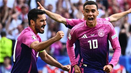 „Es ist so eine Freude, mit ihm zu spielen“, schwärmte Kapitän Ilkay Gündogan (l) über Spieler-Kollegen Jamal Musiala (r).