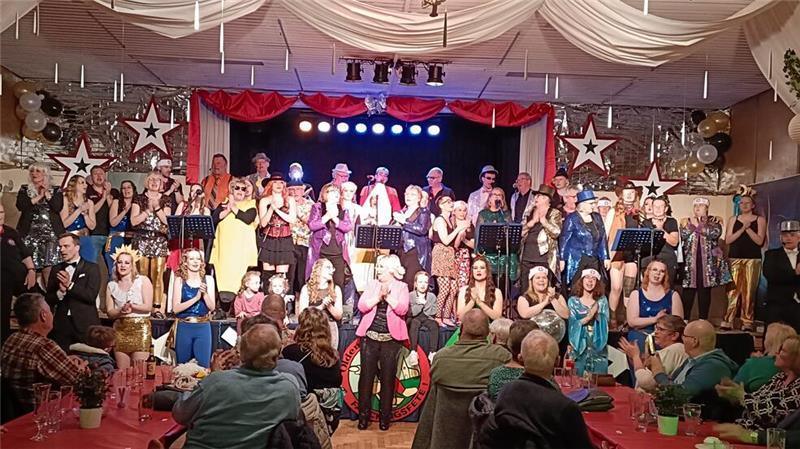 Oldendorf olé: Hinter den Kulissen der Faschingssitzung „Es ist so schön, euch zu sehen“: 50 Mitwirkende brachten Fasching und gute Laune nach Oldendorf.