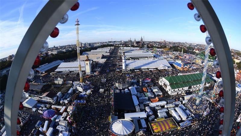Es ist voll auf dem Oktoberfest.