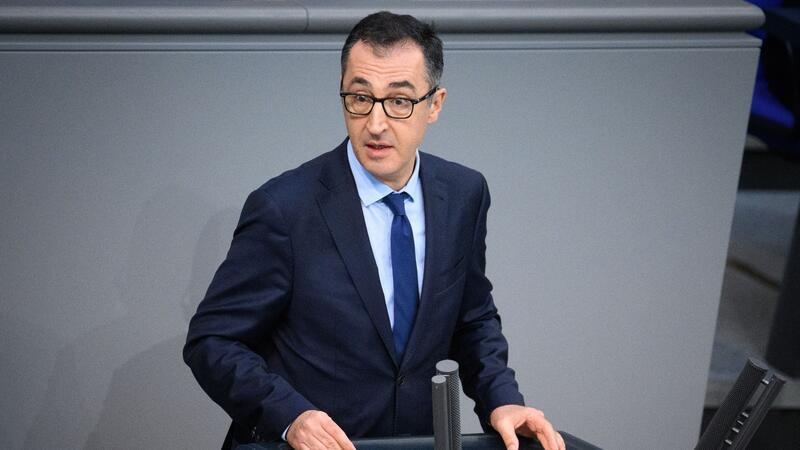 Bundestag ruft zum Schutz jüdischen Lebens auf „Es ist vornehmste republikanische Pflicht eines jeden Bürgers dieses Landes, von uns allen, sich dem antisemitischen Hass entgegenzustellen“, sagt der Grünen-Politiker Cem Özdemir.