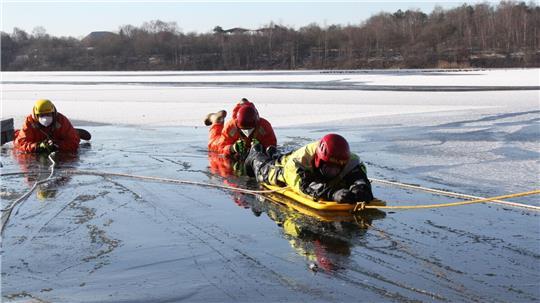 Es kann ganz schnell gehen, und schon ist man im Eis eingebrochen. Sich selbst retten ist meist schwierig.