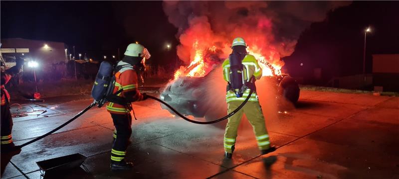 Warum in Stade und Oldendorf am Donnerstag die Sirenen gingen Es knallt, Rauch steigt auf, Flammen erhellen die Dunkelheit – ein Pkw brennt und wird gelöscht. Foto: Landkreis Stade, Daniel Beneke