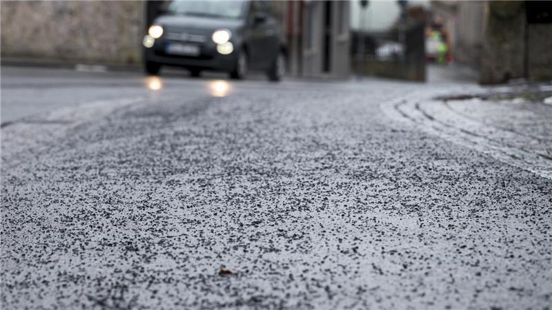 Es knirscht unter den Füßen: Nach dem Tauwetter liegt vielerorts noch Streugut auf den Gehwegen.
