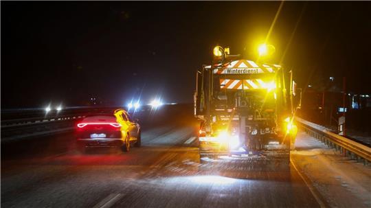 Es könne erhebliche Einschränkungen im Berufsverkehr geben, schrieb der Wetterdienst. 