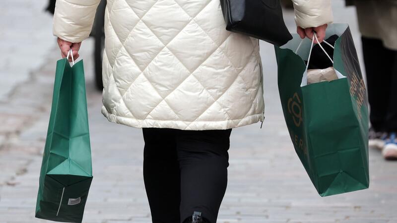 Wegen Warnstreiks: Weihnachtseinkäufe lieber vorziehen Es könnte Warnstreiks im Einzelhandel geben - Weihnachtseinkäufe sollten nicht auf die letzte Minute getätigt werden.