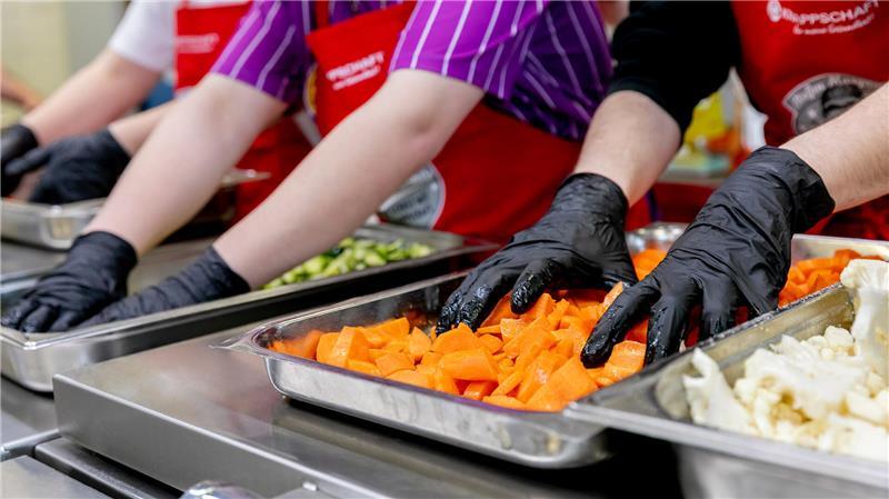Sternekoch Stefan Marquard adelt Mensa-Konzept von Fredenbecker Schule Es kommt auf die Einstellung und die Zutaten an: Gesundes Essen ist auch im Schulmensa-Betrieb möglich.