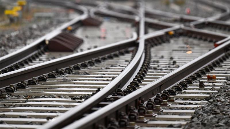 Es kommt zu Einschränkungen wegen Bauarbeiten auf der Bahnstrecke Kiel-Lübeck. (Symbolbild)