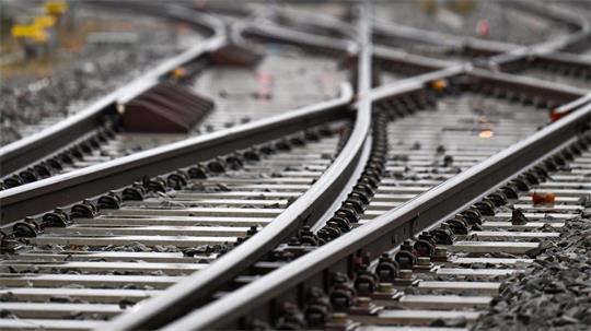 Es kommt zu Einschränkungen wegen Bauarbeiten auf der Bahnstrecke Kiel-Lübeck. (Symbolbild)