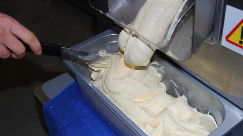 Es läuft: Die Eiscreme wird in Behälter abgefüllt.