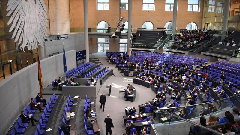 Bundestag beschließt Haushalt 2024 Es laufen bereits Gespräche für den Etat 2025 - und die dürften ebenfalls nicht einfach werden. Allein im Kernhaushalt klafft erneut eine Lücke im zweistelligen Milliardenbereich.