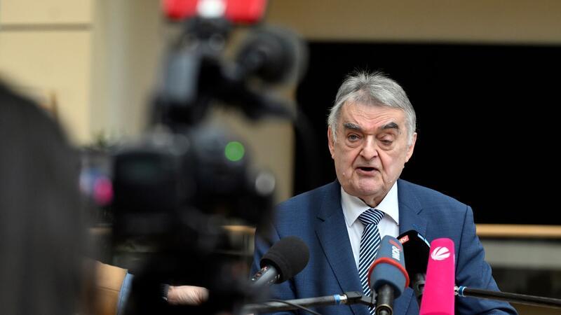 „Es liegen verdichtete Anhaltspunkte dafür vor, dass die Junge Alternative nicht nach demokratischen Spielregeln spielt, sondern das eigene rechtsextremistische Regelwerk vorzieht“, teilt NRW-Innenminister Herbert Reul (CDU) mit.