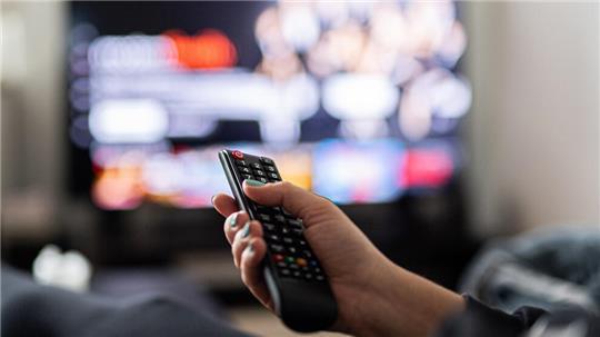 Es lohnt sich, die Menüs des Smart-TVs zu durchforsten: Dort finden sich viele Optionen, Datensammlungen abzuschalten oder zu begrenzen.
