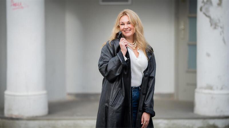 Petit-Model aus Bremerhaven: Es kommt nicht mehr auf die Größe an „Es macht mir Spaß und ich will zeigen, dass man als Model nicht mehr jung, groß oder die Maße 90/60/90 haben muss“, betont Gernhoff-Kautzsch, hier vor dem Tivoli-Kulturhaus in Bremerhaven.