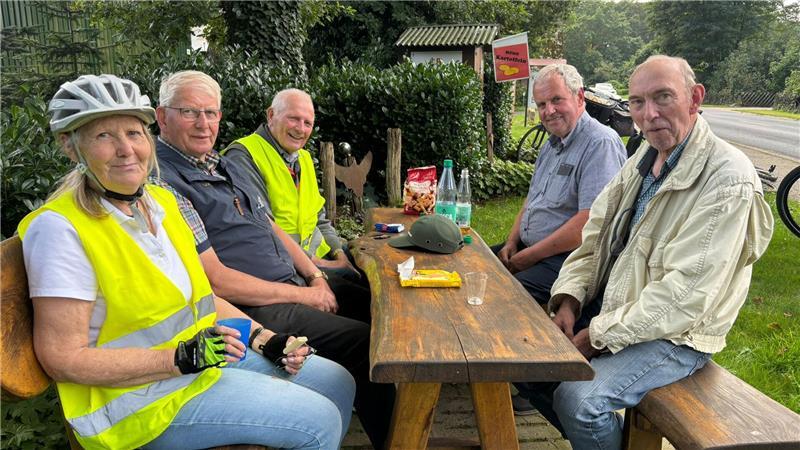 Es muss gar nicht so heiß sein, da sind sich die Radler Ilse Schomaker, Manfred Heldberg, Gerhard Junge, Günter Tomforde und Helmuth Höft (von links) nach einer 37-Kilometer-Tour einig.