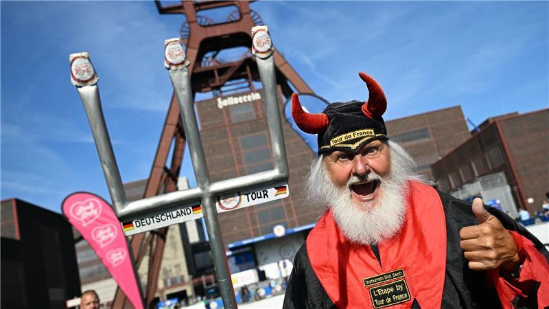 Bilder des Tages Es muss ja nicht immer die Tour de France sein: Radsport-Fan Didi Senft steht in seinem typisch teuflischen Outfit zum Start der Deutschland Tour vor dem Förderturm der Zeche Zollverein in Essen.