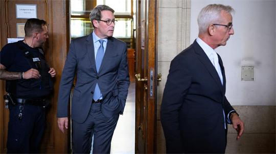 „Es nimmt mich emotional sehr mit, hier heute zu sitzen“, sagte der frühere Bundesverkehrsminister Andreas Scheuer (CSU) vor Gericht.