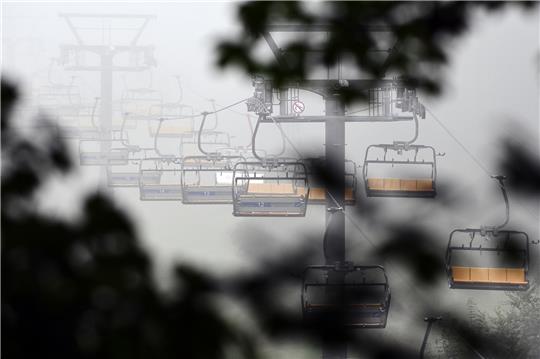 Es regnet auf die leeren Sessel der Bocksberg-Seilbahn. Foto: dpa