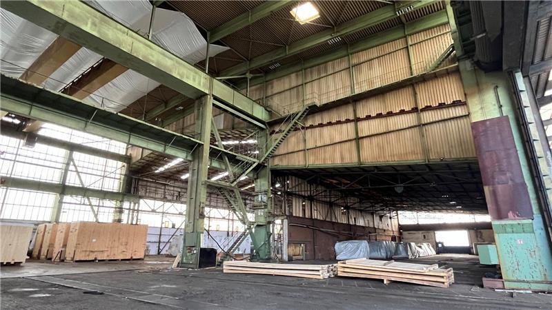 Rechtsstreit: Namik Essiz will Hamburg bei der Sietas-Werft ausbooten Es regnet durch: Blick in eine Halle der Sietas-Werft in Neuenfelde.