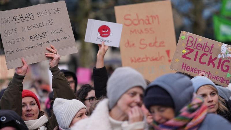Fernandes bei Hamburger Demo für mehr Opferschutz „Es reicht! Die Scham muss die Seite wechseln“: Mit dieser Forderung sind in der Hamburger Innenstadt Tausende auf die Straße gegangen.