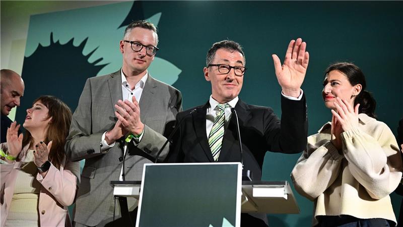 Prominenz und Abgrenzung als Strategie - das ist Cem Özdemir Es sieht gut aus für Cem Özdemir. Seine Grünen liegen bei der Landtagswahl in Baden-Württemberg laut ARD und ZDF leicht vor der CDU.