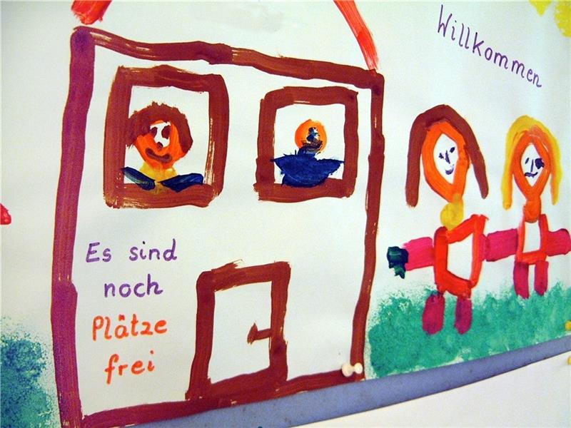 „Es sind noch Plätze frei“, heißt es auf einem selbstgemalten Bild von Kindern. Diese Aussage ist zurzeit in Stade ein frommer Wunsch. Foto: Blderbox