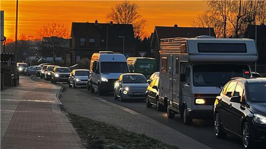Es staut sich am Dienstabend am Kreisverkehr Glückstädter Straße/Schölischer Straße.