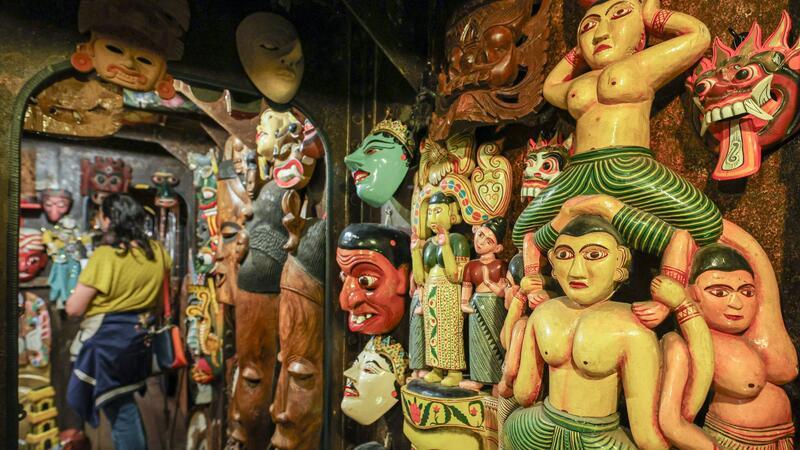 Es stehen asiatische, südamerikanische und afrikanische Statuen, Masken, Schrumpfköpfe und Galionsfiguren in den Regalen. (Archivbild)