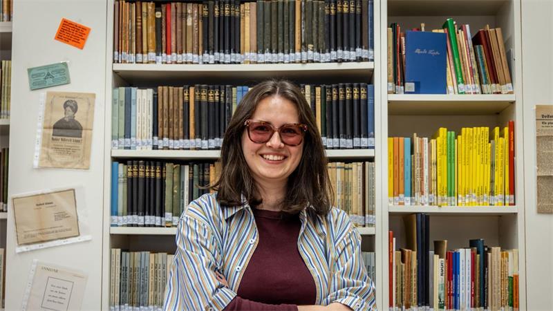Nele Otten leitet weltgrößte Bibliothek für Plattdeutsch Es stehen mehr als 46.000 Medien in den Regalen.
