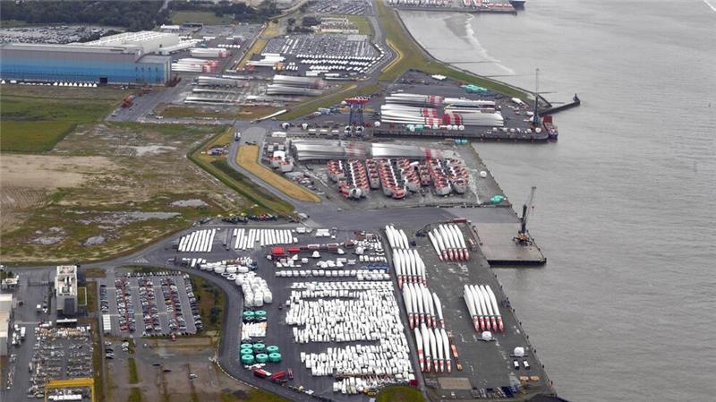 Es steht fast alles voll: Cuxhavens Offshore-Hafen brummt. Donnerstag fiel der Startschuss für den Ausbau: 1,3 Kilometer Kaianlagen und 38 Hektar Hafenfläche kommen bis 2028 hinzu.