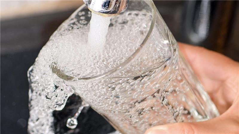Es stimmt nicht, dass Leitungswasser nicht mehr als Trinkwasser empfohlen wird. 