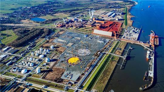 Es tut sich was am Stader Seehafen: Der Bau des LNG-Terminals an Land ist gut zu sehen. Nördlich soll der bestehende Nordwest-Anleger (oben rechts) verlängert werden.