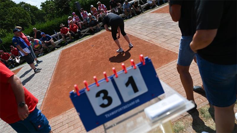 Murmel-Wettkampf: 32 Teams kämpfen um den Titel in Hatten Es versammelten sich auch einige Schaulaustige.