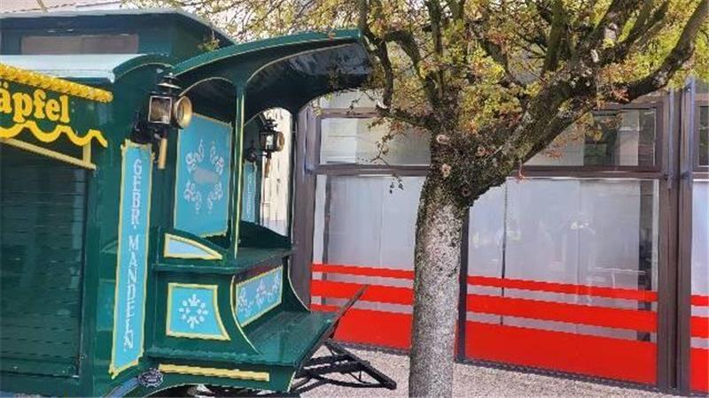 Es war Frühjahrs-Jahrmarkt in Stade. Ein Autofahrer hat einen Verkaufswagen für Süßigkeiten und das Thalia-Gebäude beschädigt.