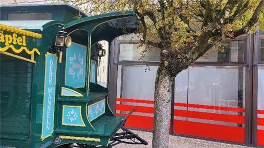 Es war Frühjahrs-Jahrmarkt in Stade. Ein Autofahrer hat einen Verkaufswagen für Süßigkeiten und das Thalia-Gebäude beschädigt.