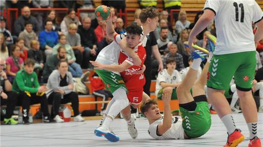 Es war das erwartet schwere Spiel. Hier wird Horneburgs Dario Zigun von der Mindener Abwehr attackiert.