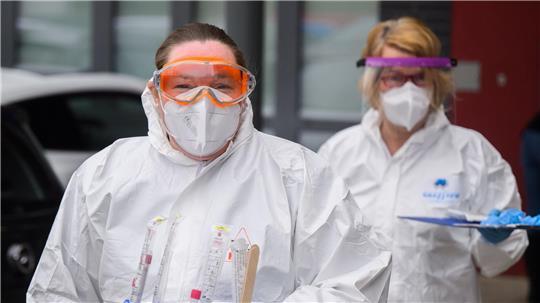 Es war die Zeit der Masken: Hier stehen eine Hausärztin (vorne) und eine Arzthelferin (hinten) im Januar 2022 vor einer Arztpraxis in der Region Hannover, um Patienten mittels PCR-Test auf das Corona-Virus zu testen. (Archivbild)