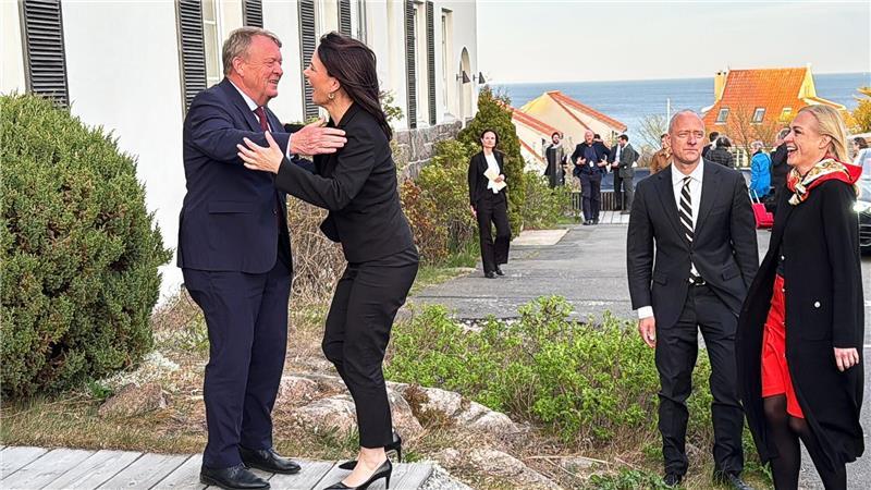 Es war ein Abschied von Freunden: Die geschäftsführende Außenministerin Annalena Baerbock (Grüne) berät auf der dänischen Insel Bornholm noch einmal über die Sicherheit im Ostseeraum vor Russlands. Es gibt ein besonderes Abschiedsgeschenk.