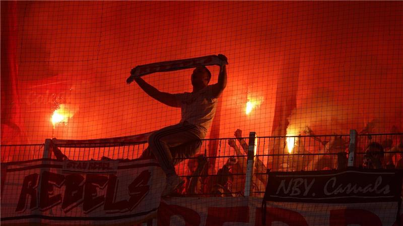 Es war ein absolutes Novum, dass Besucher in dieser Größenordnung wegen des Verhaltens der Gästefans aus dem Weserstadion evakuiert werden mussten. Foto: picture alliance/dpa