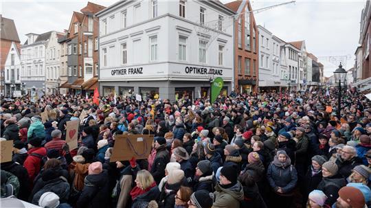 Es war eine der größten Demonstrationen in der jüngeren Buxtehuder Geschichte: 2500 Menschen in der Altstadt erhoben ihre Stimme gegen rechte Kräfte.
