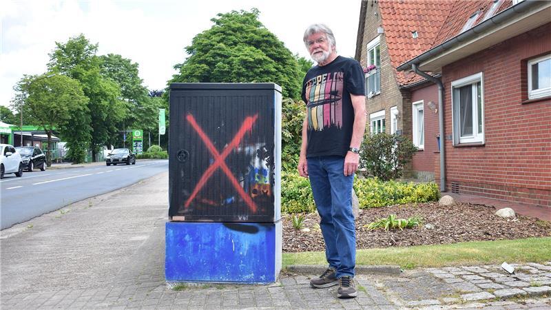 Es war einmal ein Kunstwerk einer Schülerin, im Ansatz ist es auf diesem Stromkasten an der Hauptstraße noch zu erkennen. Wolfgang Weh stört es, dass HSV-Fans es übermalt haben.