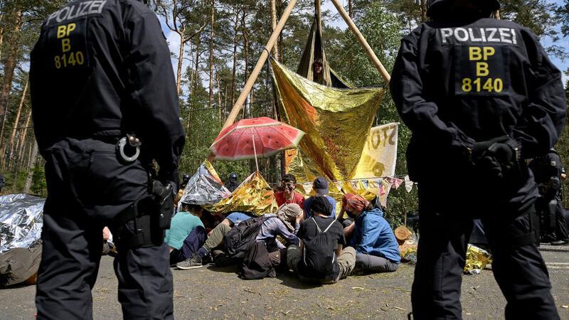 Protesttage gegen Tesla – Aktionen am Wochenende geplant Es war immer wieder zu Zusammenstößen zwischen Protestteilnehmern und der Polizei gekommen.