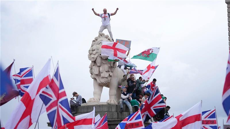 Es ware sowohl der Union Jack - für Großbritannien - als auch die englische Fahne, bekannt von Fußball-Turnieren, zu sehen.