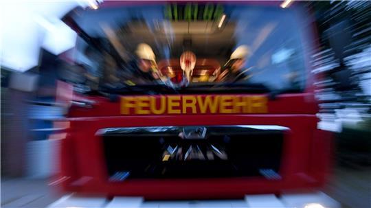 Es waren rund 60 Einsatzkräfte der Feuerwehr und des Rettungsdienstes im Einsatz. (Symbolbild)