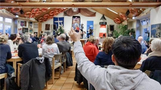 Es werden wieder viele Grüße gesendet und persönliche Geschichten erzählt.