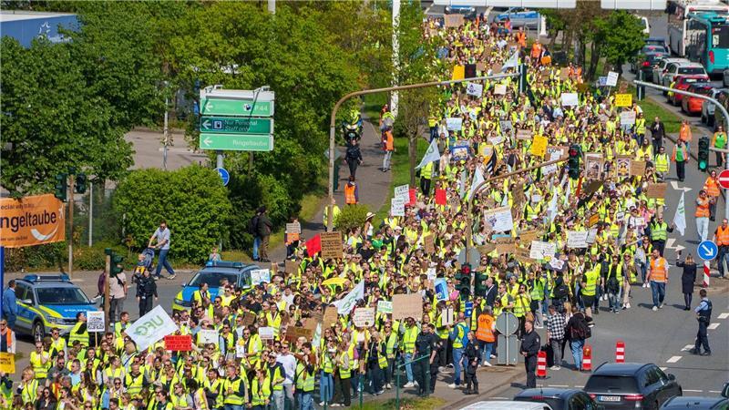 Es wird gestreikt. Lufthansa-Mitarbeiter demonstrieren am Frankfurter Flughafen.
