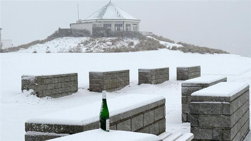 Tief bringt Schnee und Glätte nach Deutschland Es wird kühler und es schneit, am Alpenrand werden bis Freitagabend bis zu 20 Zentimeter Neuschnee erwartet.