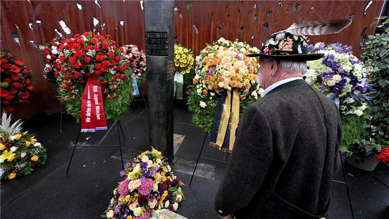 Bilder des Tages Es wird nicht nur gefeiert: Am Rande des Oktoberfestes wird am Jahrestag an das rechtsextreme Attentat auf das Oktoberfest vor 45 Jahren erinnert. Bei dem Bombenanschlag wurden damals 13 Menschen getötet und über 200 verletzt.