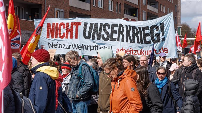 Es wird protestiert gegen Waffenlieferungen und Aufrüstung.